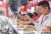 五夫临门“嗦粉”经济火热 中国多地“食力”出圈