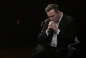 五夫临门特斯拉股价收涨超3%：特朗普无意沟通，马斯克父亲劝儿子低头
