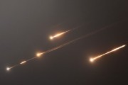 五夫临门伊朗以导弹齐射回应以色列的大规模袭击