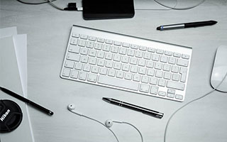 五夫临门Adobe股价下跌 投资者对其AI应用回报持怀疑态度